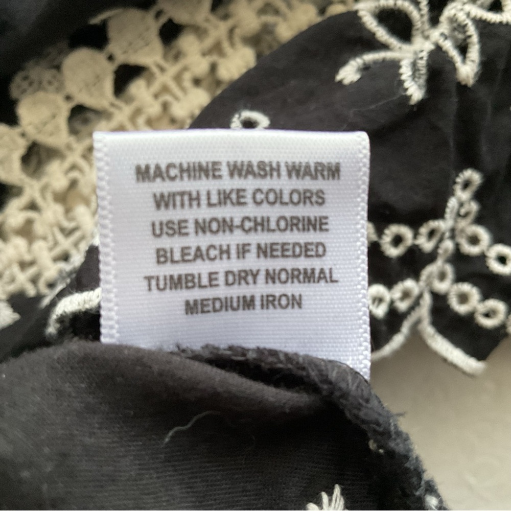Jennifer & Grace Women’s Black & White Eyelet Ruffle Cap Sleeve Blouse. Size L - Picture 6 of 6